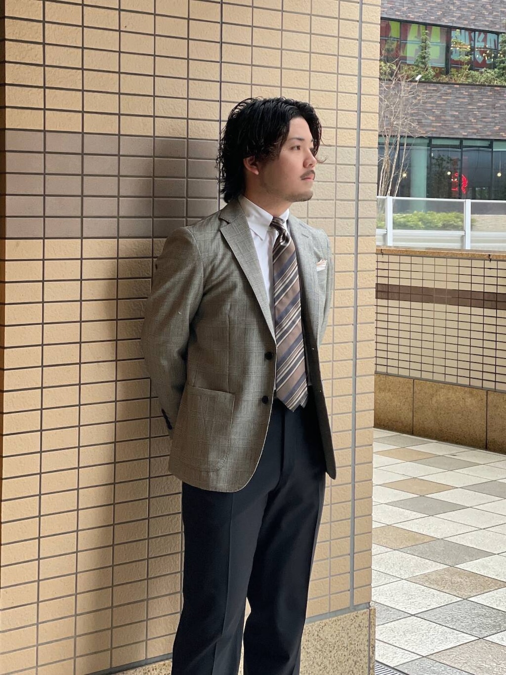 「ジャケット、クラシック、セレモニースタイル、アーバンリサーチドアーズ、doors、仕事、ビジネス、ネクタイ、オフィススタイル、20代、30代、ジャケットコーデ、40代、lifestyletailor、50代」｜「URBAN RESEARCH DOORSのLIFE STYLE TAILOR　リネンチーフ（ハンカチ/ハンドタオル、ベージュ系）」を使った、keisuke kyomotoさん（メンズ・169cm）の春コーディネートの1枚目の写真