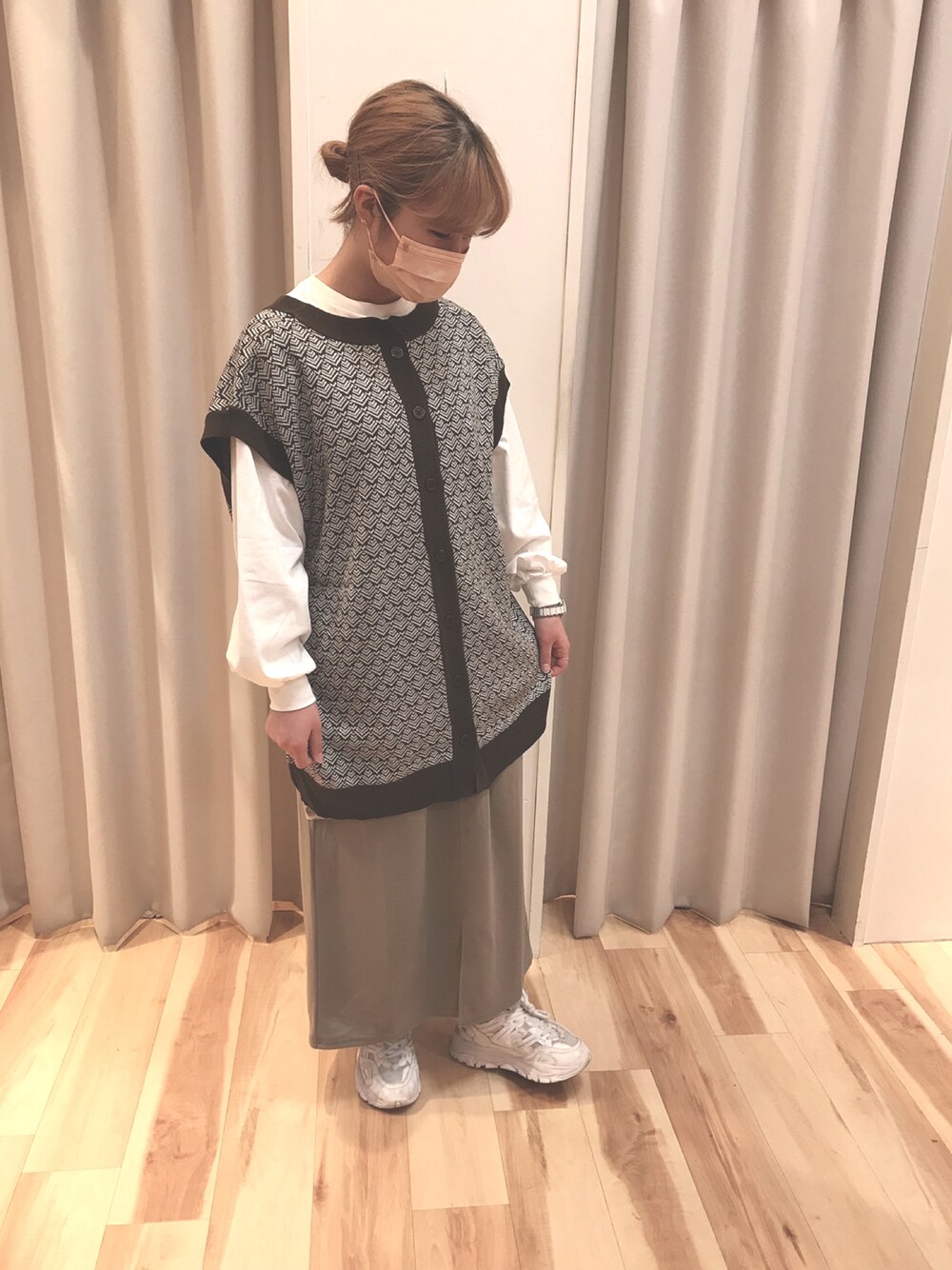 「Samansa Mos2、Samansa Mos2 blue、軽井沢アウトレット」｜「Samansa Mos2 blueのアイテム（ニット/セーター、ブラウン系）」を使った、潤나さん（レディース・159cm）の秋コーディネートの1枚目の写真