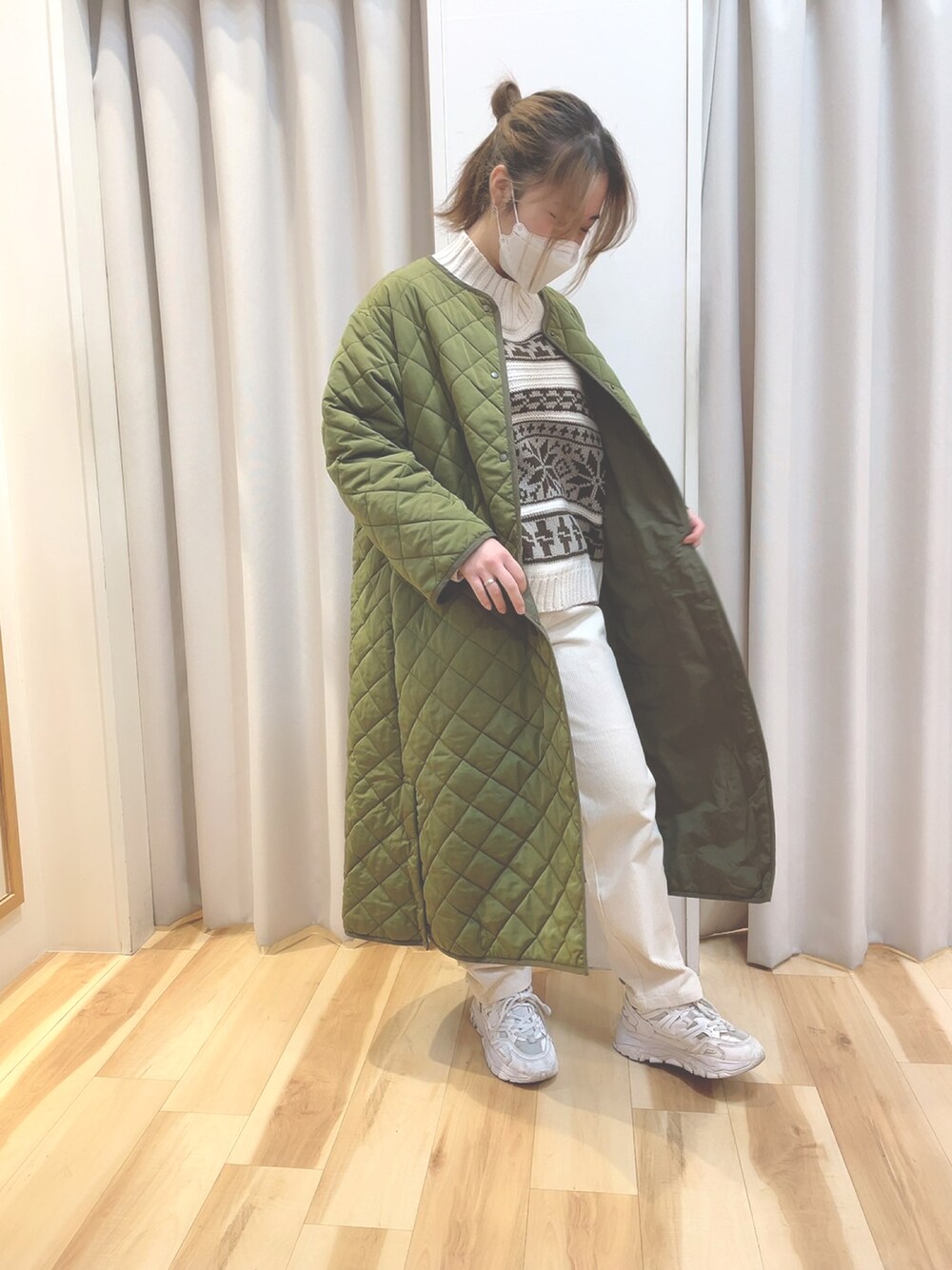 「samansamos2、Samansa Mos2 blue、軽井沢アウトレット」｜「Samansa Mos2 blueのアイテム（パンツ、ホワイト系）」を使った、潤나さん（レディース・159cm）の冬コーディネートの1枚目の写真