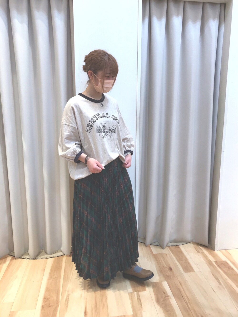「Samansa Mos2、軽井沢アウトレット」｜「Samansa Mos2のアイテム（Tシャツ/カットソー、ベージュ系）」を使った、潤나さん（レディース・159cm）の秋コーディネートの1枚目の写真