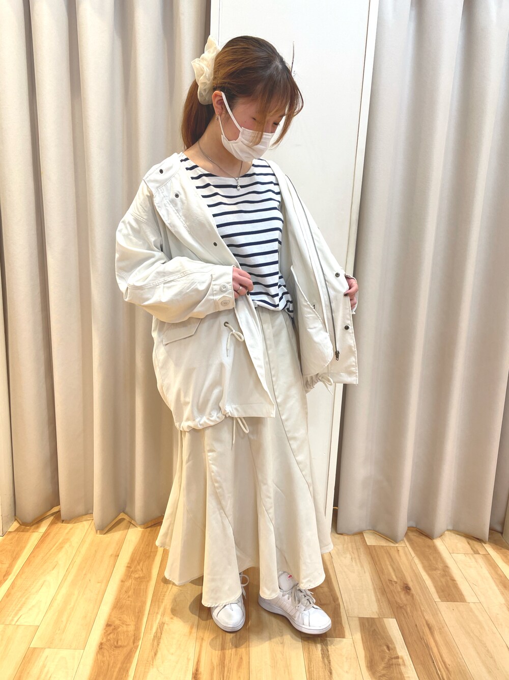 「samansamos2blue、軽井沢アウトレット」｜「Samansa Mos2 blueのアイテム（トップス、ブルー系）」を使った、潤나さん（レディース・159cm）の春コーディネートの1枚目の写真