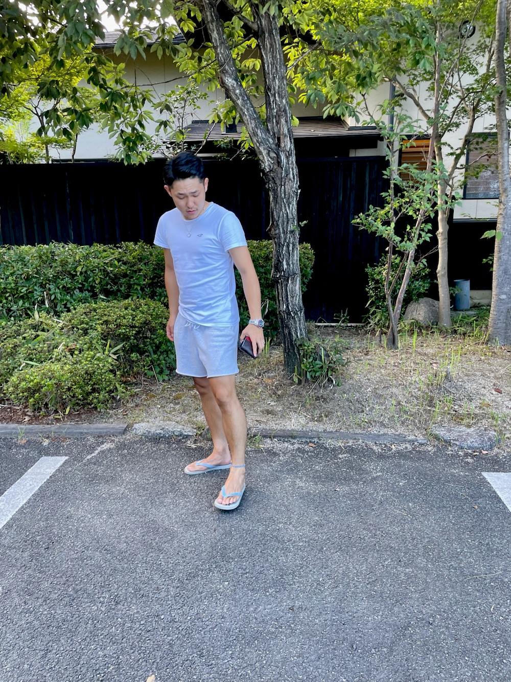 「summer、beach、ホリスター、HOLLISTER、ビラボン(BILLABONG)」｜「HollisterのHollister Muscle Fit Icon Logo T-Shirt in White（Tシャツ/カットソー、ホワイト系）」を使った、shoさん（メンズ・170cm）の夏コーディネートの1枚目の写真