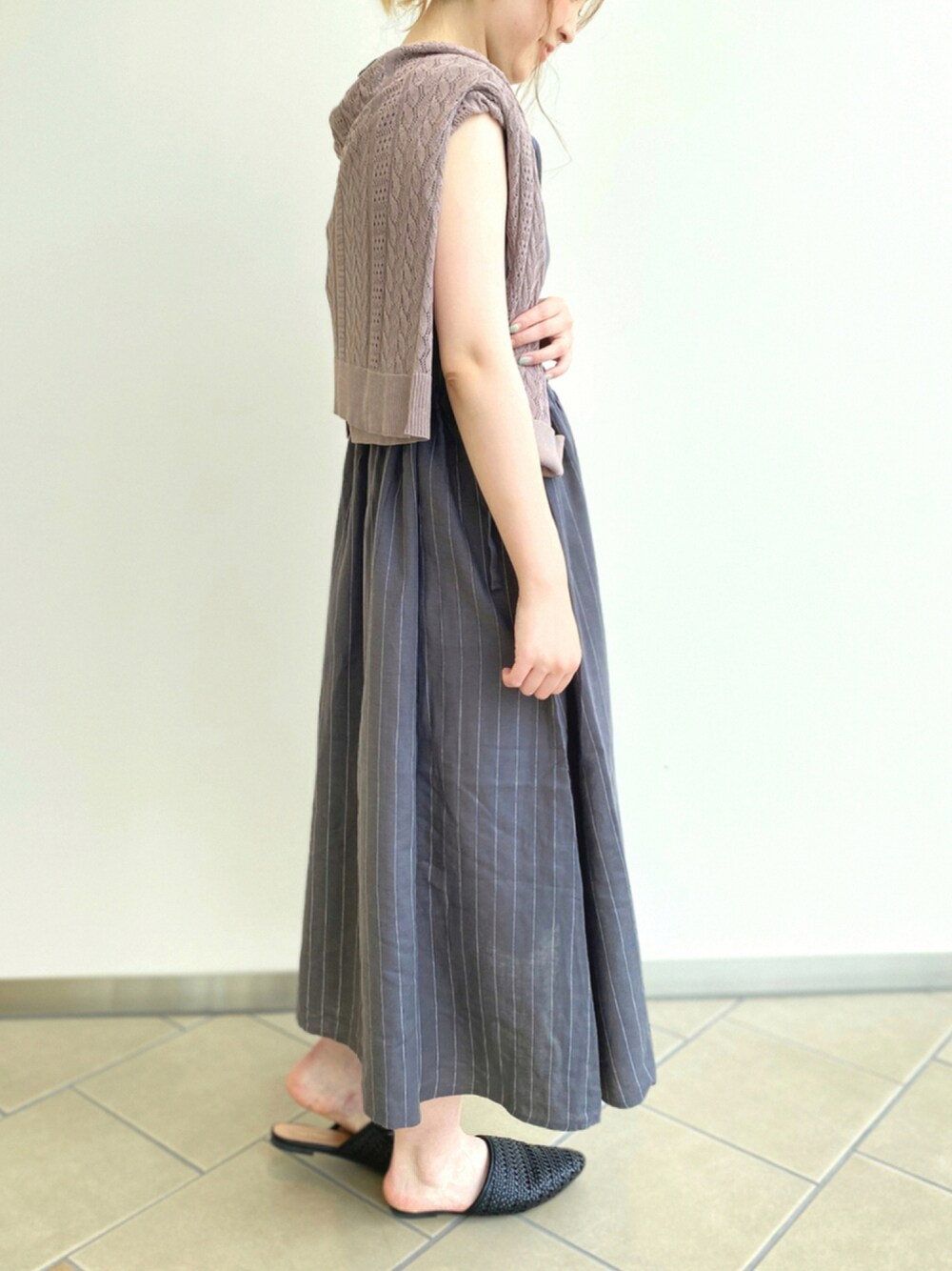 ブラック系のサンダル、グレー系のワンピース、ブラウン系のカーディガン/ボレロを着用したレディースの夏コーディネートの1枚目の写真