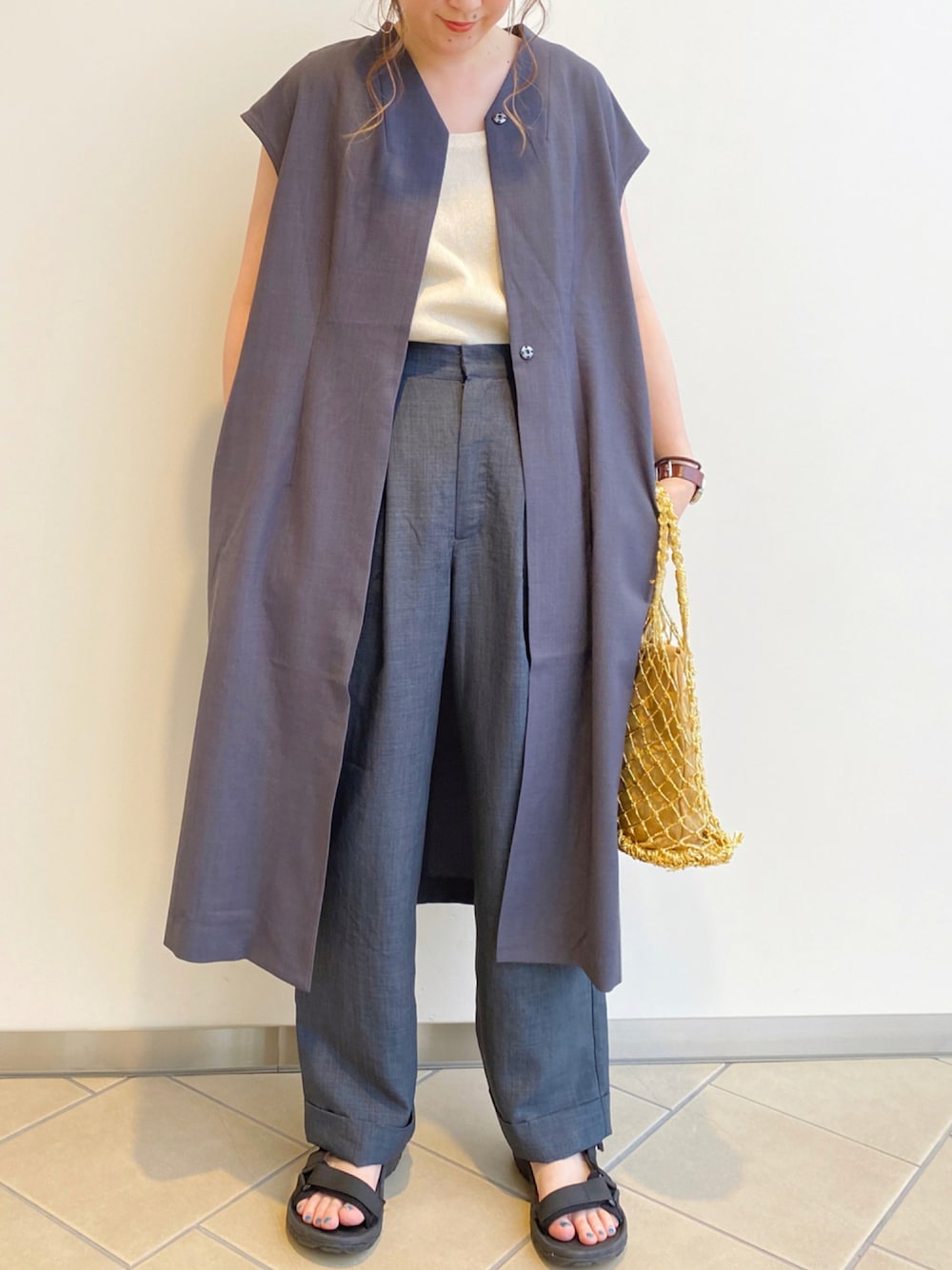 「チャコールグレー、ニットタンク、着回しコーデ、セットアップ風、かっこいい系、java、ITEMS URBANRESEARCH、リネン、リネンライク」｜「ITEMS URBANRESEARCHのリネンライク裾ダブルパンツ（その他パンツ、グレー系）」を使った、とみ⍩⃝⃜⑅さん（レディース・161cm）の夏コーディネートの1枚目の写真
