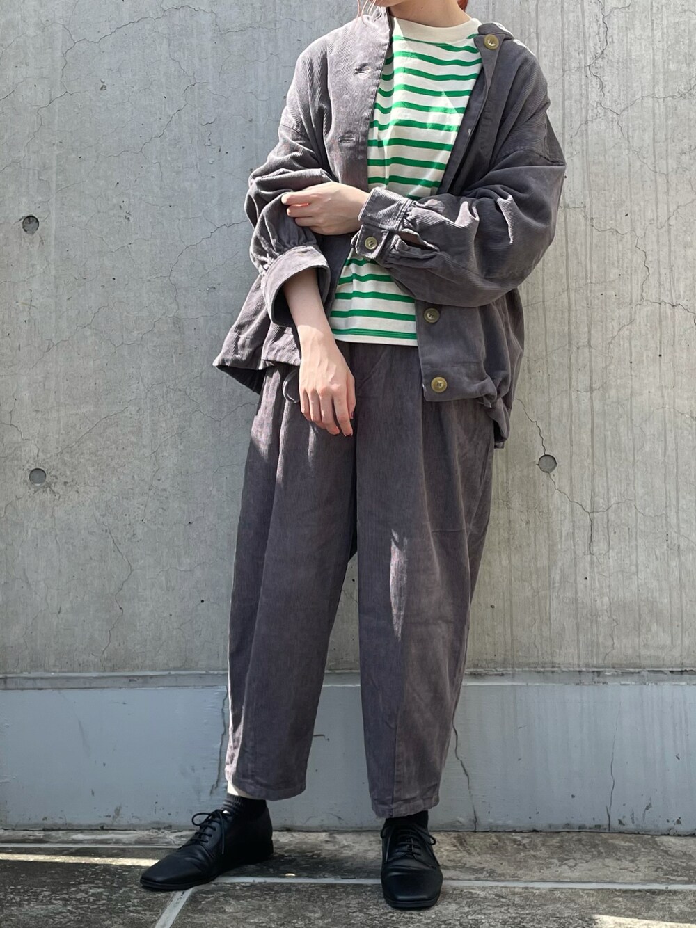 「poudoudou、プードゥドゥ、秋のコーデ、お出かけコーデ、ボーダートップス、コーデュロイ、コーデュロイパンツ、コーデュロイジャケット、秋冬コーデ、カジュアルコーデ、セットアップ、スクエアトゥ」｜「POU DOU DOUのコーデュロイタックパンツ（その他パンツ、グレー系）」を使った、kitaさん（レディース・157cm）の秋コーディネートの1枚目の写真