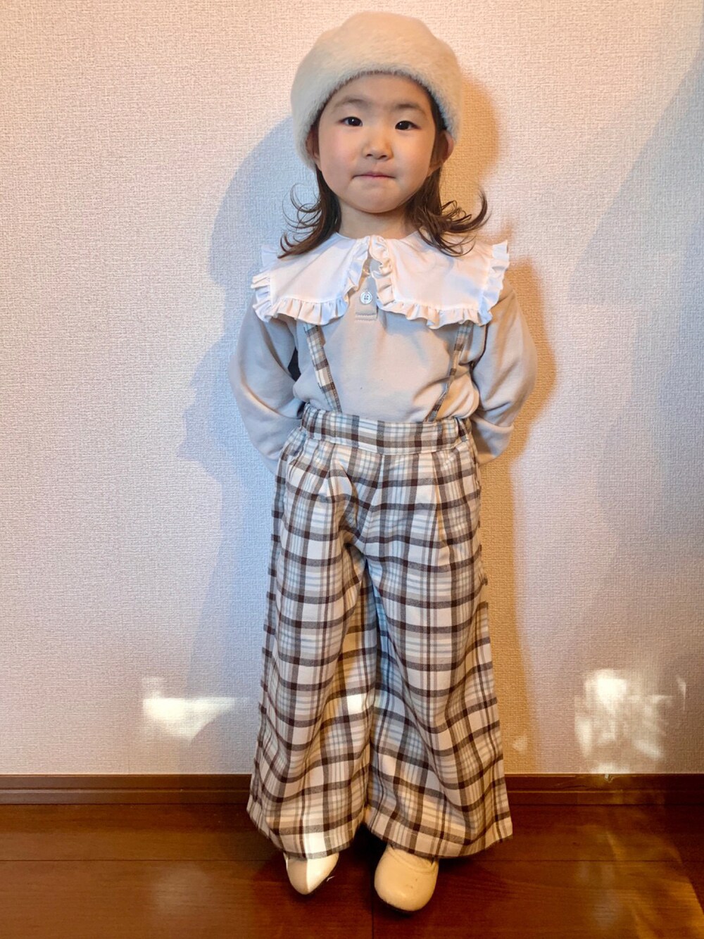 「未来のWEARISTAプロジェクト、ベレー帽、ビッグカラー、セーラーカラー、チェックパンツ」｜「a.v.vの[KIDS]シャギーベレー（ハンチング/ベレー帽、ホワイト系）」を使った、avv_kidsstaffさん（キッズ・110cm）の秋コーディネートの1枚目の写真