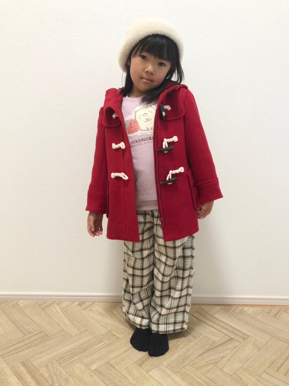 「キッズコーデ、すみっコぐらし、ベレー帽、ダッフルコート、チェックパンツ」｜「a.v.vの[KIDS]シャギーベレー（ハンチング/ベレー帽、ホワイト系）」を使った、avv_kidsstaffさん（キッズ・120cm）の秋コーディネートの1枚目の写真