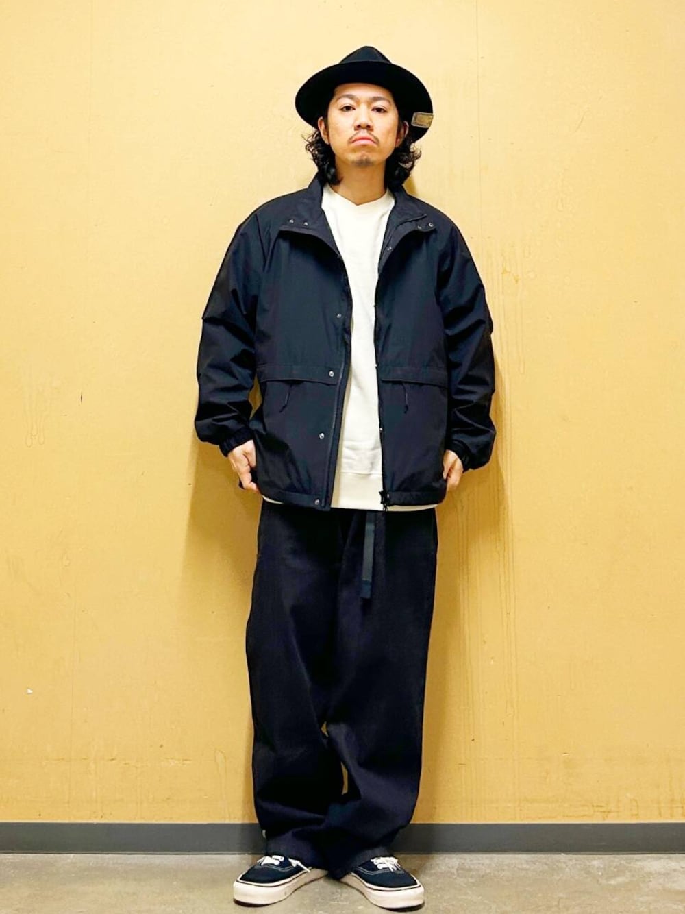 「デニム、スニーカー、ジャケット、vans、カジュアル、urbanresearchdoors、オーバーサイズ、イージーパンツ、アウター、オーバーシルエット、スウェット、デニムパンツ、Gramicci、グラミチ、ブルゾン」｜「VANSのVANS　UA Authentic（スニーカー、ブラック系）」を使った、DAIKI TAKEYAさん（メンズ・165cm）の冬コーディネートの1枚目の写真