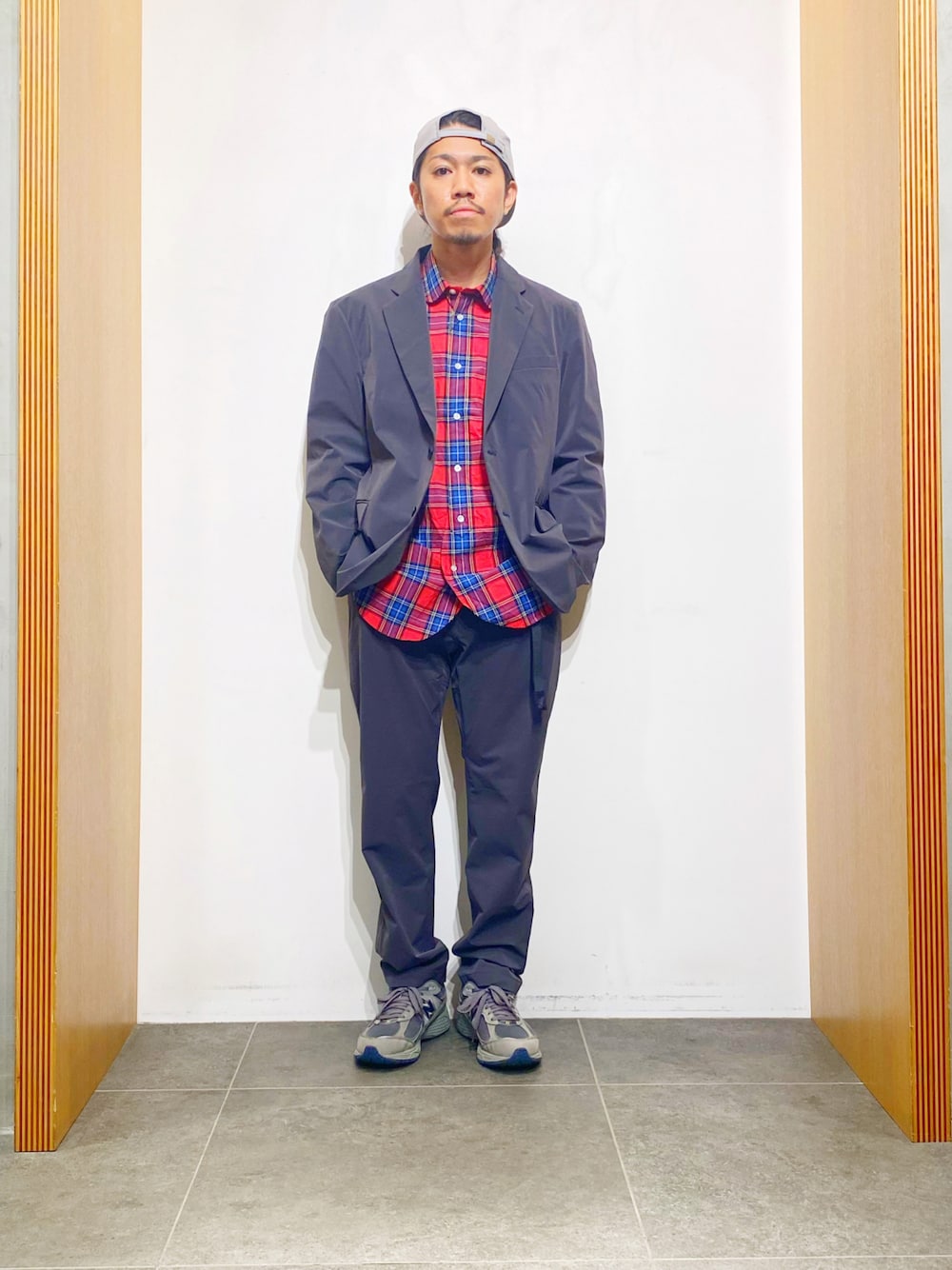 「大人カジュアル、メンズコーデ、秋のコーデ、低身長コーデ、シャツスタイル、ファッションの力を信じよう、ストリートMIX、秋トレンド2021、秋服準備はじめました、差し色、URBAN RESEARCH、チェックシャツ、ニューバランス、スニーカー、キャップ」｜「FREEMANS SPORTING CLUBのアイテム（トップス、その他）」を使った、DAIKI TAKEYAさん（メンズ・165cm）の夏コーディネートの1枚目の写真