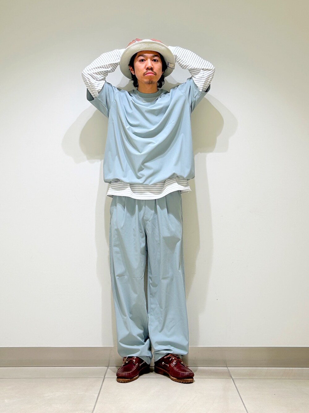 グリーン系のTシャツ/カットソー、ホワイト系のTシャツ/カットソー、グリーン系のその他パンツを着用したメンズの春コーディネートの1枚目の写真