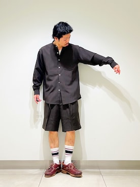 「URBAN RESEARCH DOORS（アーバンリサーチドアーズ）のセオアルファドレスショーツ（その他パンツ、ブラウン系）」を使った、DAIKI TAKEYAさん（メンズ・165cm）の春コーディネート