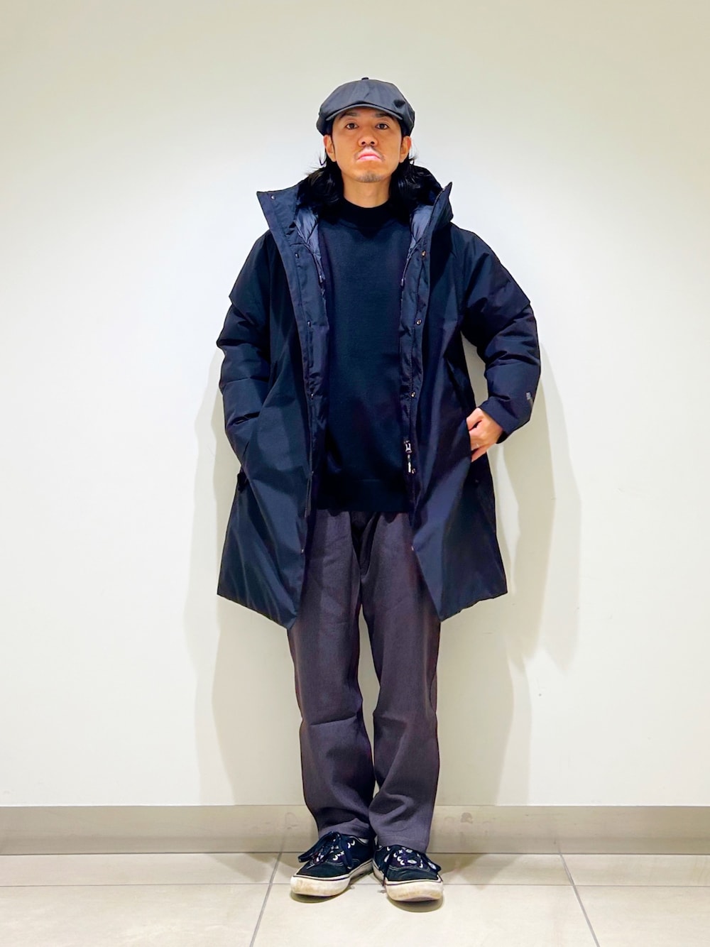 ブラック系のニット/セーター、ブラック系のダウンジャケット/コート、グレー系のスラックスを着用したメンズの秋コーディネートの1枚目の写真