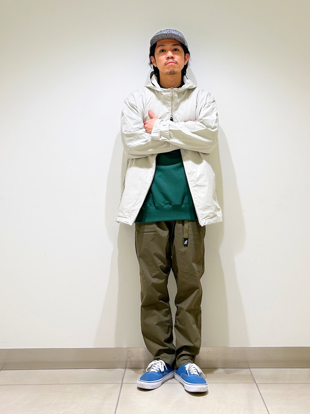 「ストリート、春服みてみて、春服コーデ、春服、大人カジュアル、休日スタイル、DOORS、URBAN RESEARCH DOORS、ライトアウター、今日のコーデ、マウンテンパーカー、GRAMICCI、ストリートMIX、はるコーデ、VANS」｜「URBAN RESEARCH DOORSのカラージップパーカー（ブルゾン、ホワイト系）」を使った、DAIKI TAKEYAさん（メンズ・165cm）の春コーディネートの1枚目の写真