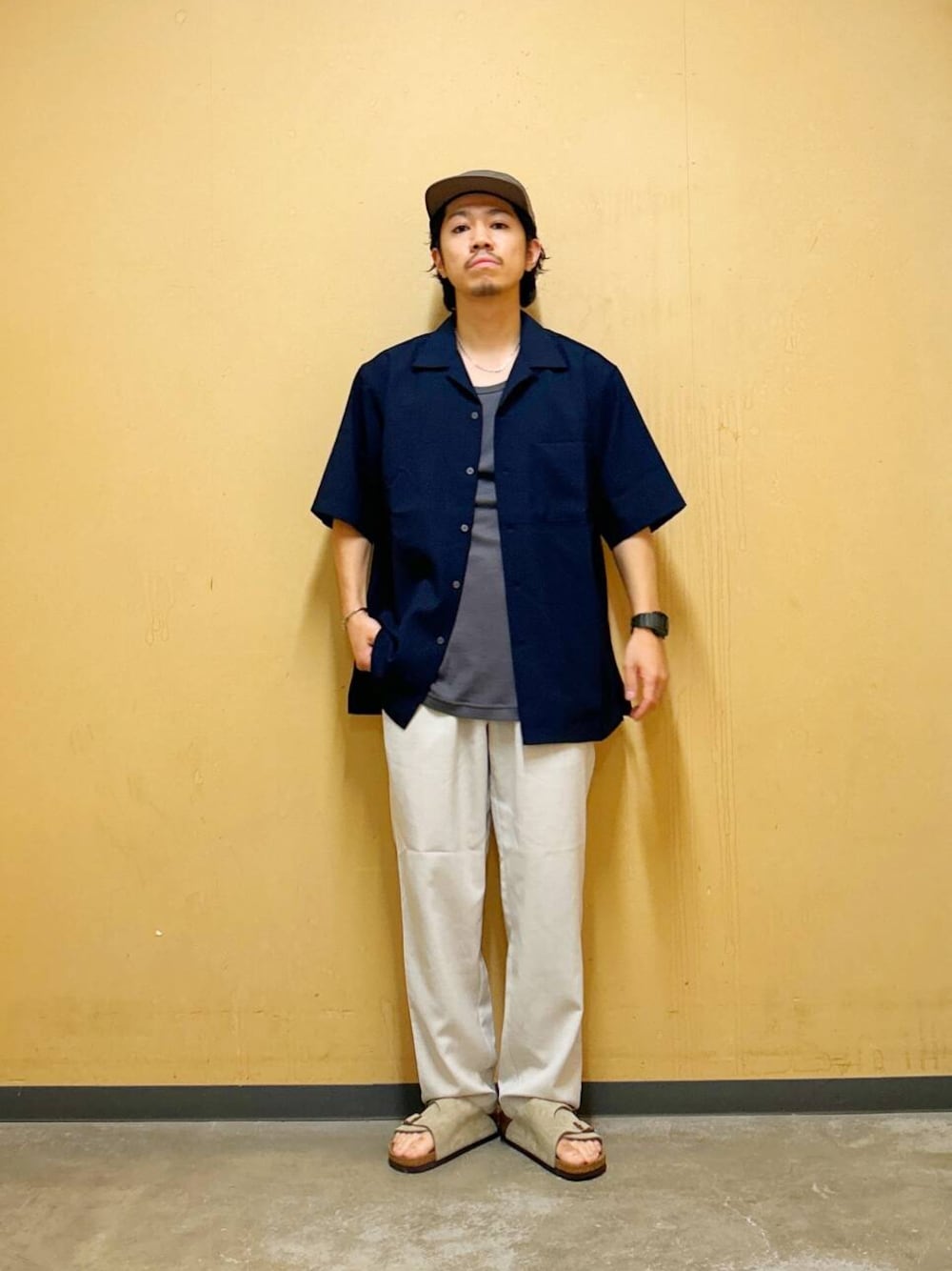 グレー系のタンクトップ、ホワイト系のその他パンツ、ブルー系のシャツ/ブラウスを着用したメンズの夏コーディネートの1枚目の写真