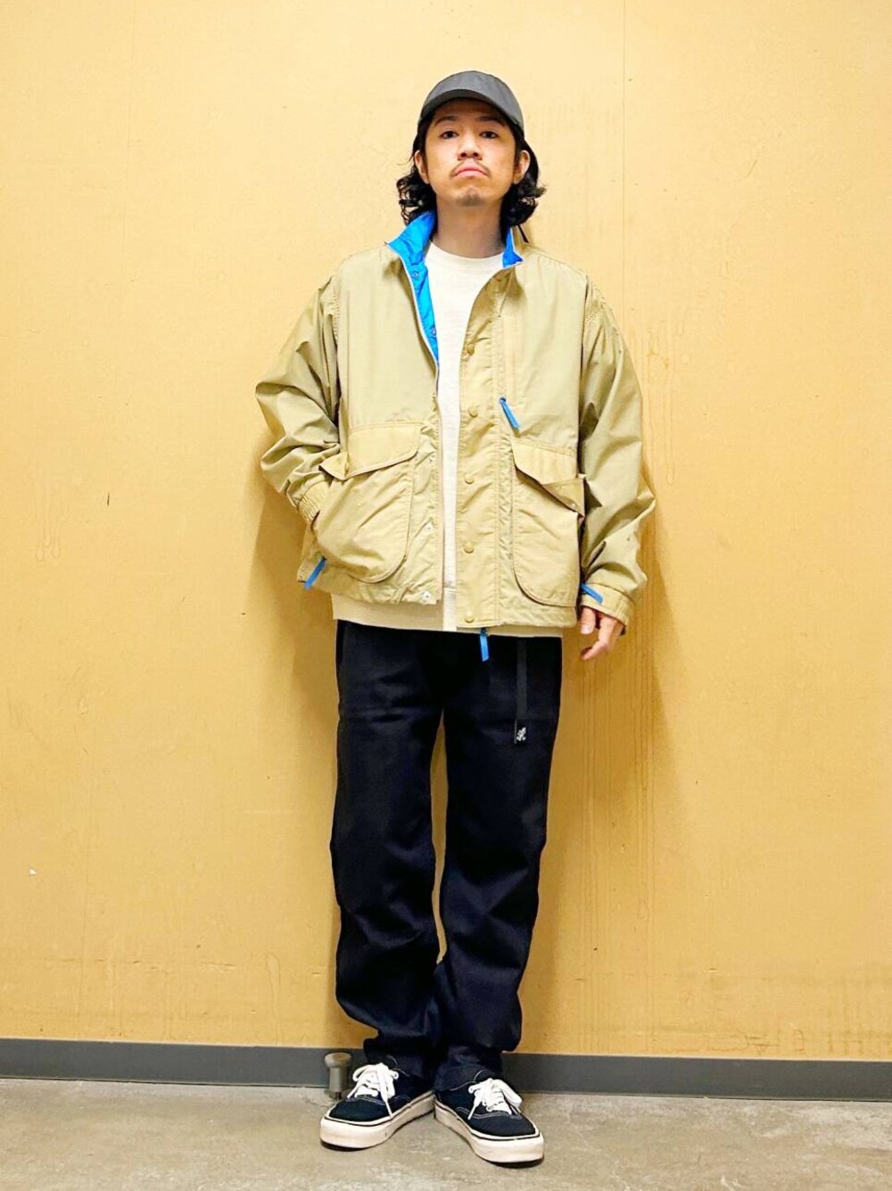「デニム、スニーカー、vans、カジュアル、urbanresearchdoors、オーバーサイズ、イージーパンツ、アウター、オーバーシルエット、スウェット、Gramicci、グラミチ、トラウザー、低身長、アーバンリサーチドアーズ」｜「VANSのVANS　UA Authentic（スニーカー、ブラック系）」を使った、DAIKI TAKEYAさん（メンズ・165cm）の冬コーディネートの1枚目の写真