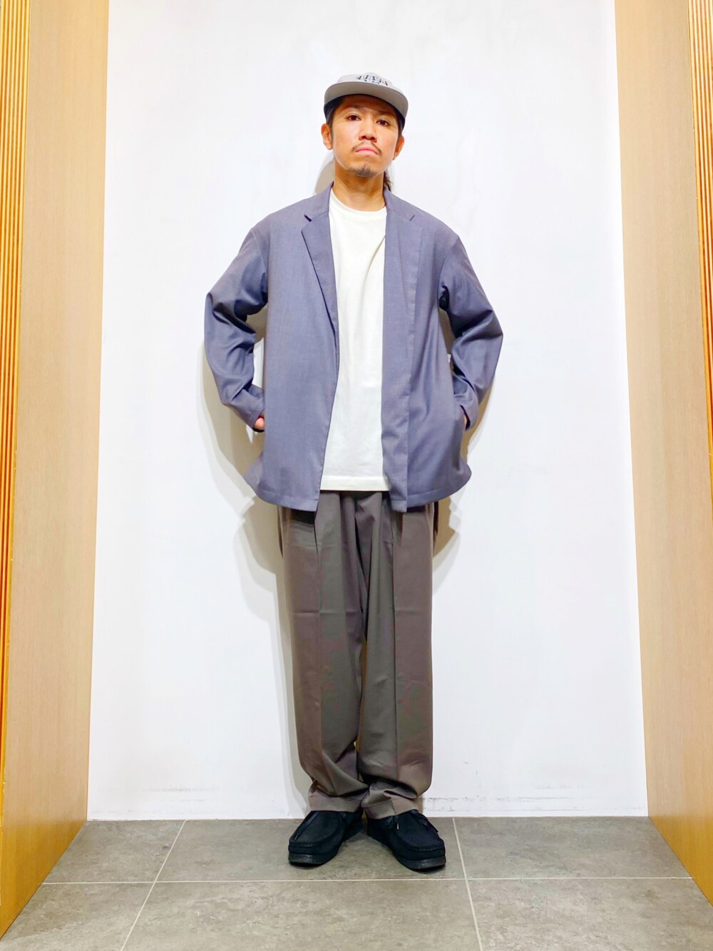 「ビッグシルエット、オーバーサイズ、おしゃれさんと繋がりたい、オトナカジュアル、低身長コーデ、Tシャツ、ootd、秋先取りコーデ、リラックススタイル、ジャコット、トラウザーパンツ、URBAN RESEARCH、ジャケット、ジャケットスタイル、クラークス」｜「URBAN RESEARCHのハイドロギンチタン加工 Tシャツ（Tシャツ/カットソー、ホワイト系）」を使った、DAIKI TAKEYAさん（メンズ・165cm）の夏コーディネートの1枚目の写真