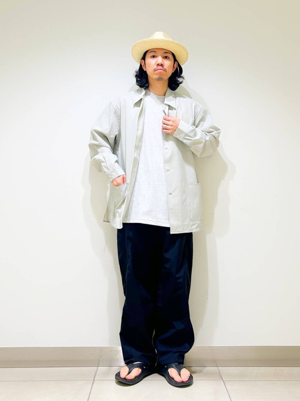 「シャツ、カジュアル、Tシャツ、urbanresearchdoors、オーバーサイズ、イージーパンツ、オーバーシルエット、機能素材、トラウザー、低身長、アーバンリサーチドアーズ、OOFOS、doors、ルーズ、ゆったり」｜「URBAN RESEARCH DOORSの『UR TECH DRYLUXE』 LONG-SLEEVE SHIRTS（シャツ/ブラウス、ベージュ系）」を使った、DAIKI TAKEYAさん（メンズ・165cm）の春コーディネートの1枚目の写真