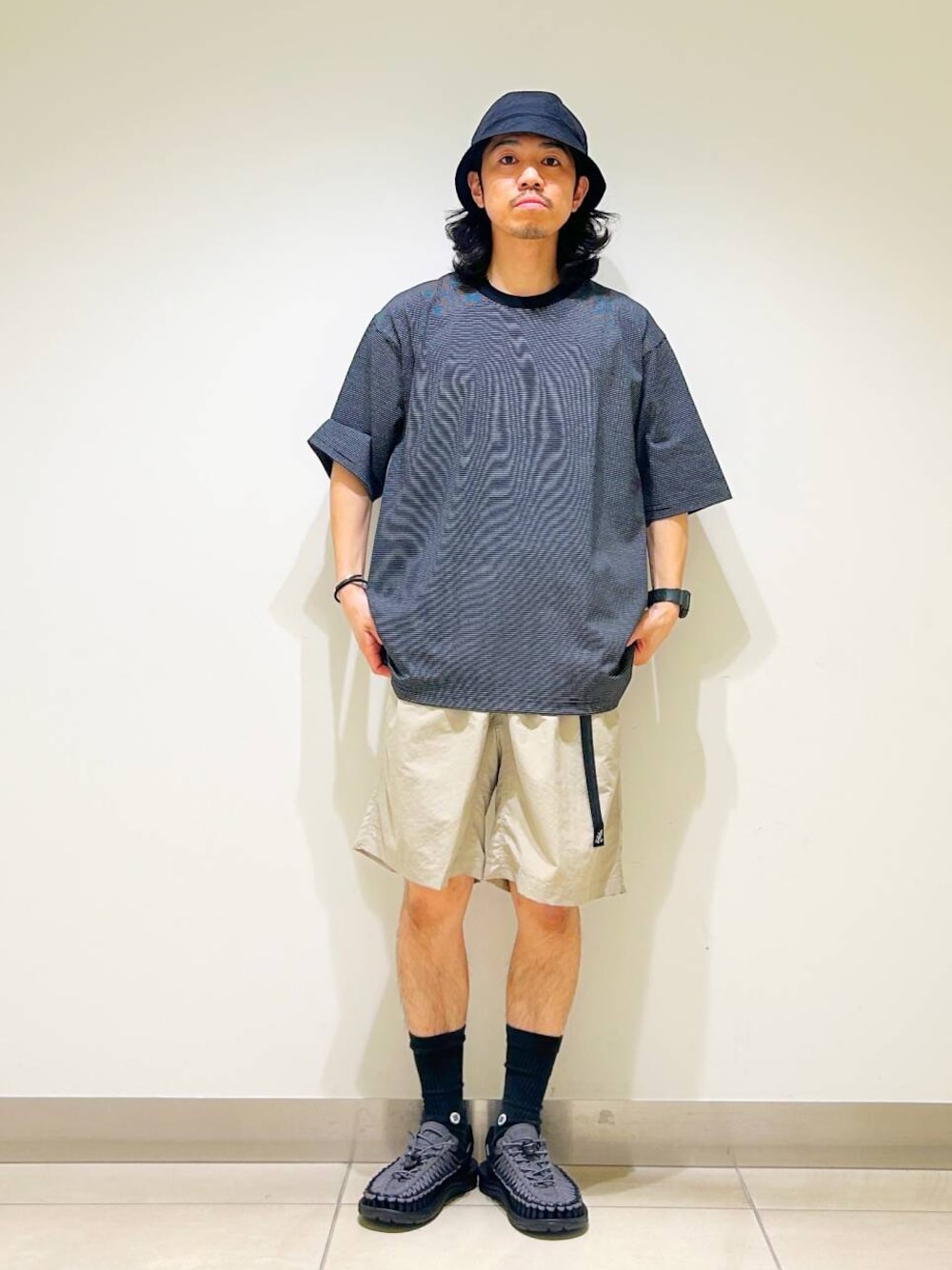 「カジュアル、Tシャツ、urbanresearchdoors、オーバーサイズ、オーバーシルエット、サンダル、アウトドア、機能素材、Gramicci、グラミチ、低身長、アーバンリサーチドアーズ、ショーツ、doors、ルーズ」｜「GramicciのGramicci / LOWERCASE　NYLON LOOSE SHORT（その他パンツ、グレー系）」を使った、DAIKI TAKEYAさん（メンズ・165cm）の夏コーディネートの1枚目の写真