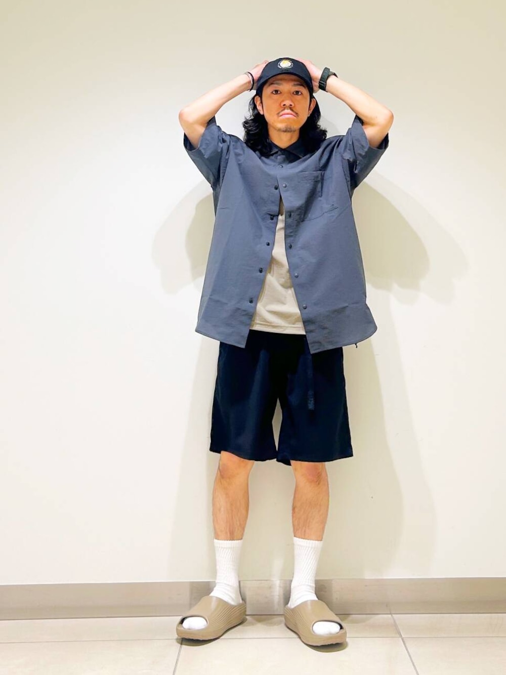 「シャツ、カジュアル、Tシャツ、urbanresearchdoors、オーバーサイズ、イージーパンツ、オーバーシルエット、サンダル、キャップ、アウトドア、機能素材、半袖シャツ、低身長、アーバンリサーチドアーズ」｜「Gramicciの『別注』GRAMICCI　Stretch Gabardine Short（その他パンツ、ブルー系）」を使った、DAIKI TAKEYAさん（メンズ・165cm）の夏コーディネートの1枚目の写真