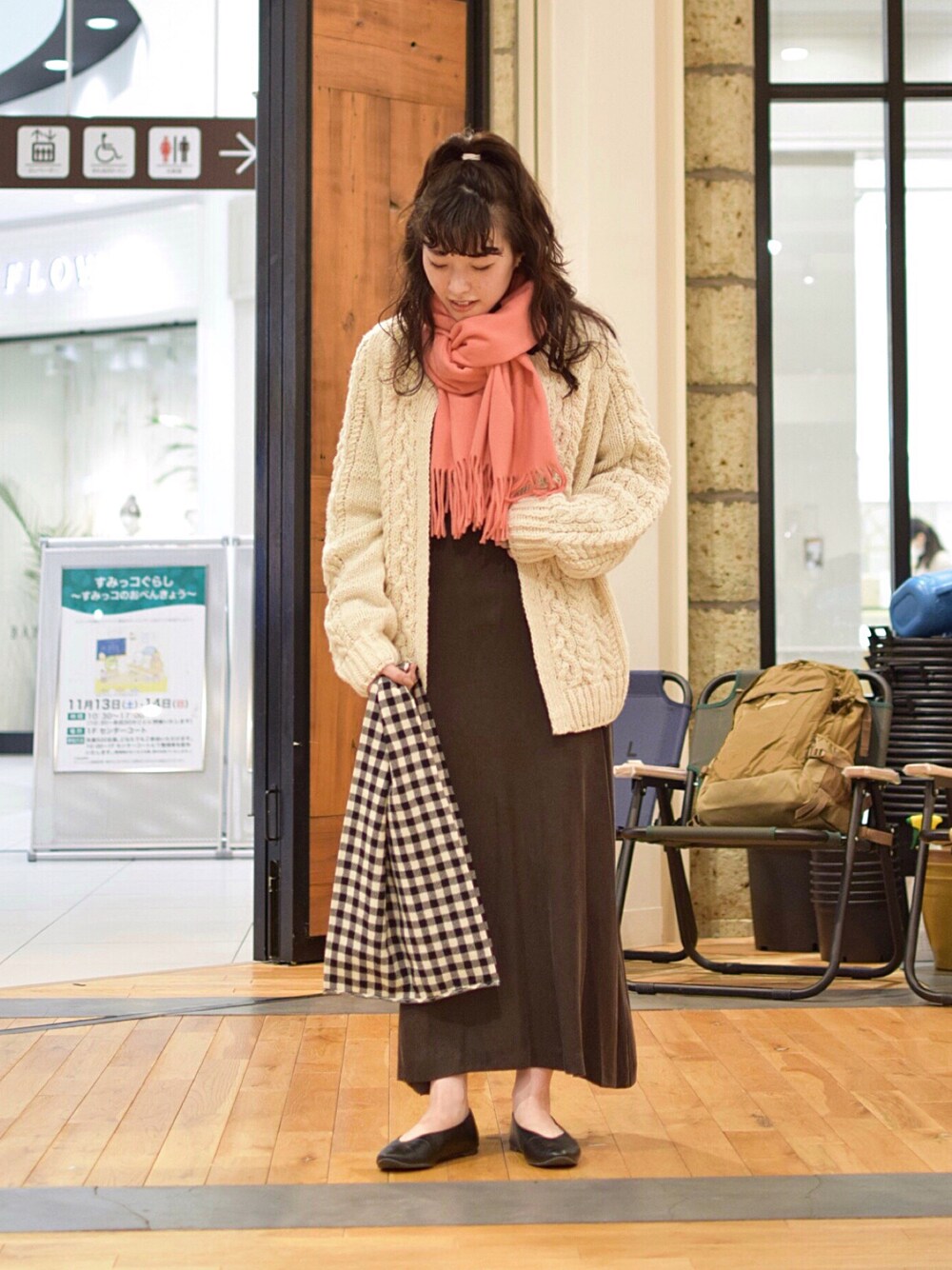「ストール、ピンク、ニットカーディガン、秋のコーデ、ギンガムチェック、エコバッグ、コーラルピンク、URBAN RESEARCH DOORS、かぐれ、ニットコーデ」｜「URBAN RESEARCH DOORSのアイテム（マフラー、ピンク系）」を使った、沙霧さん（レディース・159cm）の秋コーディネートの1枚目の写真