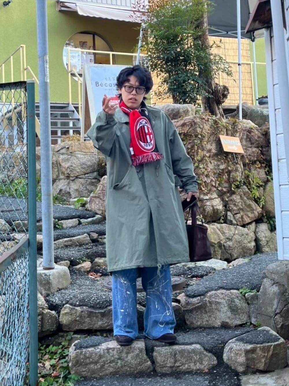 「秋コーデ、春コーデ、マフラー、サッカーマフラー、デニム、コート、おしゃれさんと繋がりたい、いいね、save、フォローお願いします🤑、休日スタイル」｜「BARK MANHATTANのコート（その他アウター、グリーン系）」を使った、Tsubasaさん（メンズ・167cm）の春コーディネートの1枚目の写真