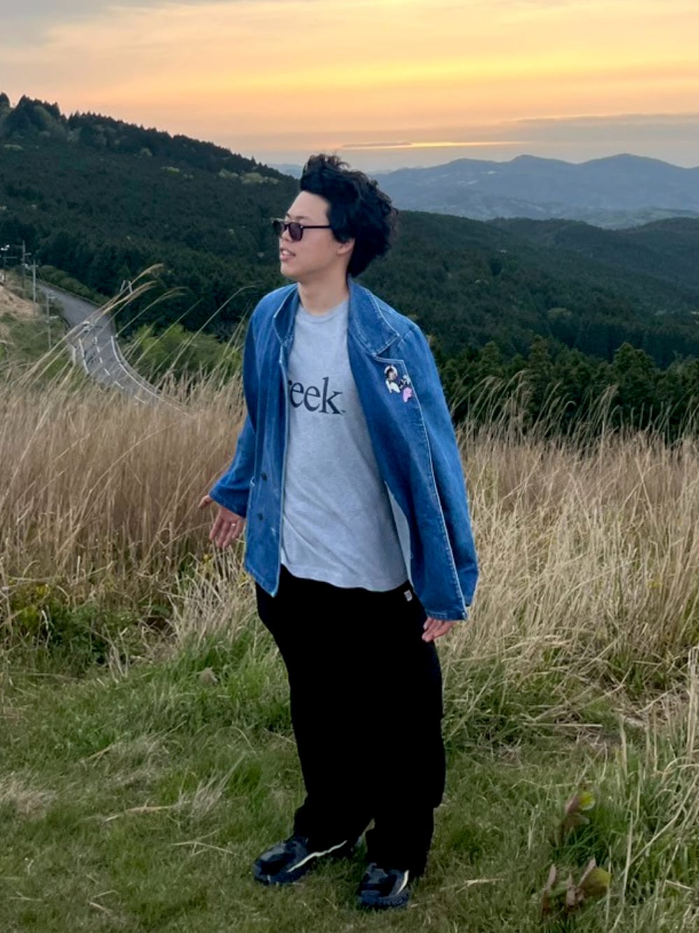 「テーラードジャケット、シティーボーイ、creek」｜「CREEKのアイテム（Tシャツ/カットソー、グレー系）」を使った、Tsubasaさん（メンズ・167cm）の春コーディネートの1枚目の写真