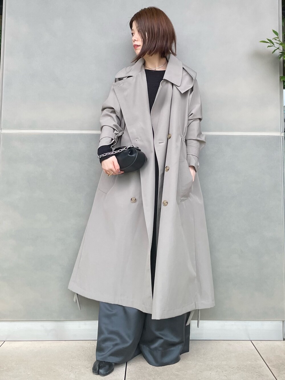 グレー系のジャケット/アウター、ブラック系のニット/セーター、グレー系のパンツを着用したレディースの夏コーディネートの1枚目の写真