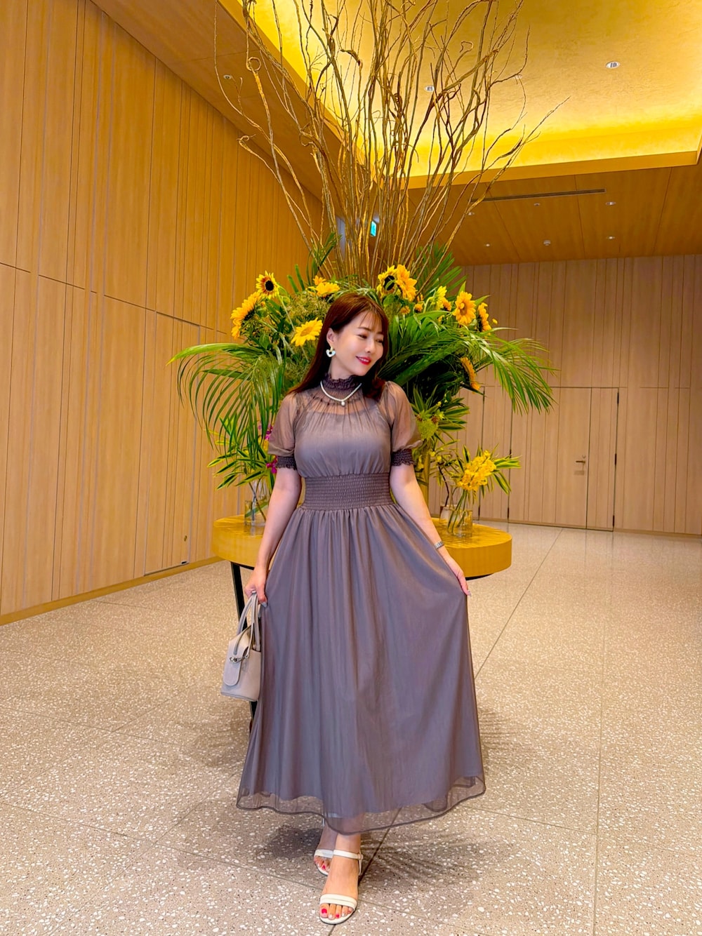 グレー系のドレスを着用したレディースの夏コーディネートの1枚目の写真