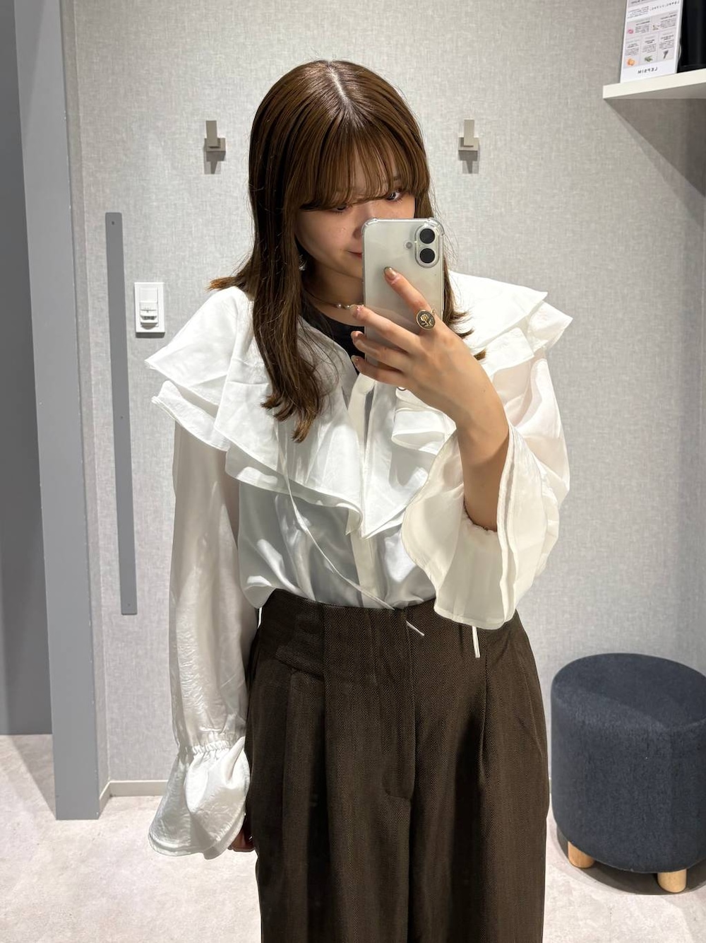 ブラック系のサンダル、ホワイト系のシャツ/ブラウス、ブラウン系のその他パンツを着用したレディースの秋コーディネートの1枚目の写真