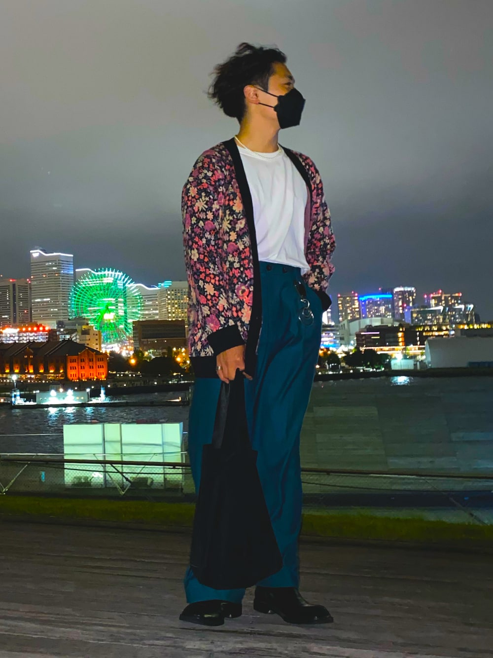 「おしゃれさんと繋がりたい、休日スタイル、低身長コーデ、学生、スラックス、カーディガン、トートバッグ、モード、花柄、ブーツ、スクエアトゥ、バングル、リング、だから秋服が好き、UNIQLO」｜「YohKiの"Otsukai" tote bag (BLACK)（トートバッグ、ブラック系）」を使った、とーあさん（メンズ・170cm）の秋コーディネートの1枚目の写真