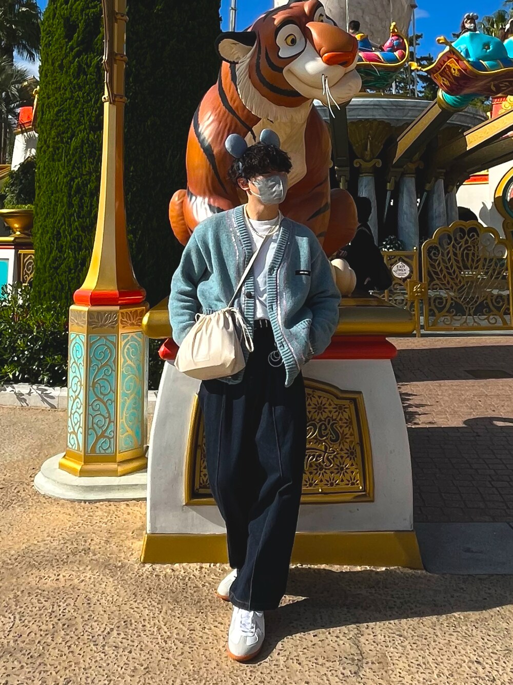 「ディズニー、秋服コーデ、冬コーデ、おしゃれさんと繋がりたい、秋冬、スニーカー、秋コーデ、低身長、きれいめカジュアル、カーディガン、ミニバッグ、ユニセックス、デニム、ワイドパンツ、未来のWEARISTAプロジェクト」｜「SYU.HOMME/FEMMのSYU.HOMME/FEMM/シュウ.オム/フェム/Spangle Lamb Wool Cardigan（カーディガン/ボレロ、ブルー系）」を使った、とーあさん（メンズ・170cm）の秋コーディネートの1枚目の写真