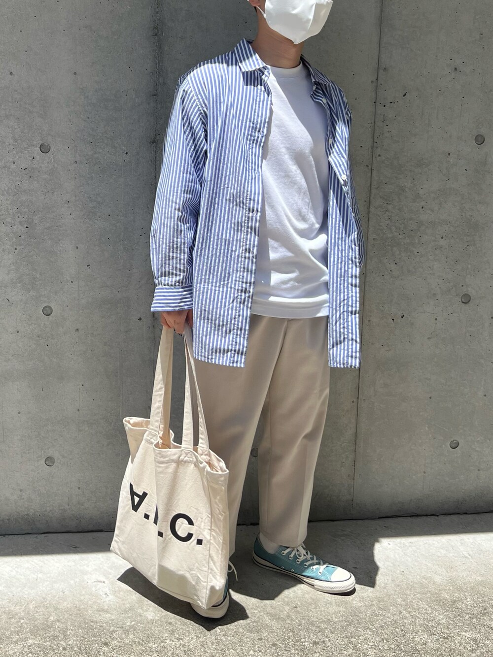 「夏コーデ、キレイめ、プチプラ、低身長コーデ、シャツスタイル、UNIQLO、ストライプ、きれいめカジュアル、コンバース、低身長、シンプル、シンプルコーデ、おしゃれさんと繋がりたい、トートバッグ、白Tシャツ」｜「A.P.C.のアイテム（トートバッグ、ベージュ系）」を使った、moto  marubouzuさん（メンズ・163cm）の夏コーディネートの1枚目の写真