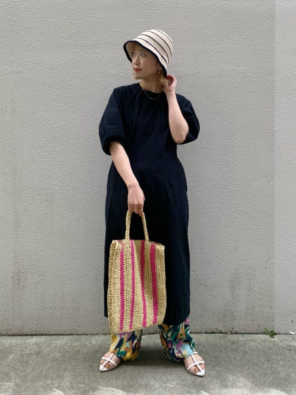 「ワンピース、トレンド、フェミニン、骨格_ウェーブ、サンダル、ハット、春服、夏服」｜「BEAUTY&YOUTH UNITED ARROWSのコットン ボリュームスリーブ タイトワンピース -ウォッシャブル-（ワンピース、ブラック系）」を使った、福井（fukui）さん（レディース・159cm）の春コーディネートの1枚目の写真