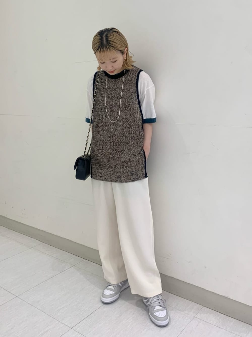 「トレンド、骨格_ウェーブ、別注、夏服」｜「BEAUTY&YOUTH UNITED ARROWSのテープヤーン ニットベスト（ベスト、ベージュ系）」を使った、福井（fukui）さん（レディース・159cm）の夏コーディネートの1枚目の写真