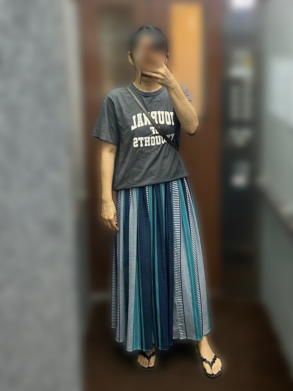 「ロングスカート、柄スカート、ロゴT、ビーサン、ビーチサンダル、ママコーデ、ママファッション、イパネマ、ipanema」｜「GUのアイテム（Tシャツ/カットソー、グレー系）」を使った、nanairo000716さん（レディース・164cm）の秋コーディネートの1枚目の写真