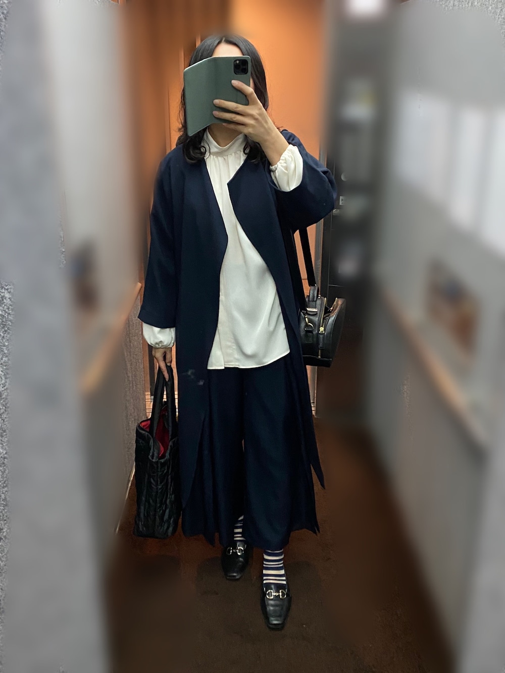 「入学式、入学式コーデ、進級式、ママコーデ、ママファッション、ネイビー、ネイビー×ホワイト、きれいめカジュアル、骨格ナチュラル、ロングコート、バビロン(BABYLONE)、キレイめ」｜「Gready Brilliantのベネシャン タックワイドパンツ（その他パンツ、ブルー系）」を使った、nanairo000716さん（レディース・164cm）の春コーディネートの1枚目の写真