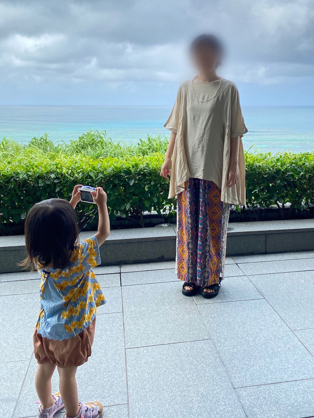 「夏コーデ、南国、柄パンツ、リゾートスタイル、ママコーデ、ママファッション、パンツスタイル、大人カジュアル、スポーツサンダル、スポサン」｜「Bou Jeloudのレーヨンラウンドスリットチュニック（シャツ/ブラウス、ホワイト系）」を使った、nanairo000716さん（レディース・164cm）の夏コーディネートの1枚目の写真