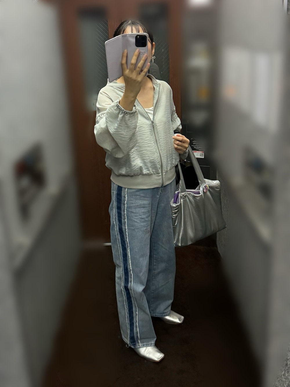 「シルバーシューズ、シルバーバッグ、ラインパンツ、リメイクデニム、ラインデニム、シアートップス、shein」｜「Fabby fabbyのスクエアスリットパンプス（パンプス、シルバー系）」を使った、nanairo000716さん（レディース・164cm）の秋コーディネートの1枚目の写真