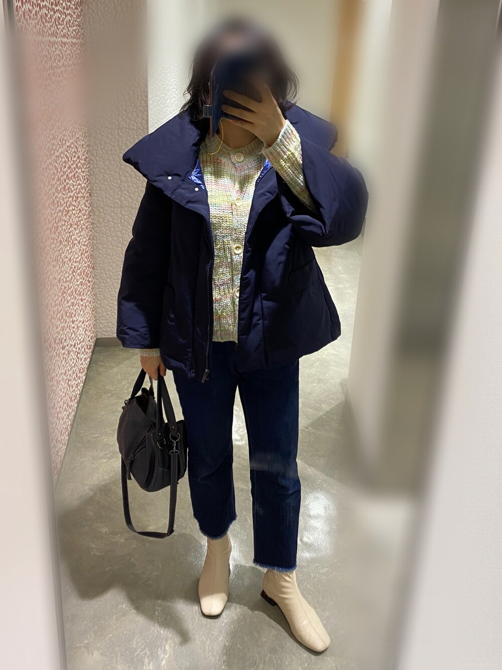 「UNIQLO JW ANDERSON、UNIQLO+J、UNIQLO、ジルサンダー、ネイビー、ダウンジャケット、カットオフデニム、カーディガン、ホワイトブーツ、スクエアトゥ、ショートブーツ」｜「UNIQLOのアイテム（ダウンジャケット/コート、ブルー系）」を使った、nanairo000716さん（レディース・164cm）の冬コーディネートの1枚目の写真