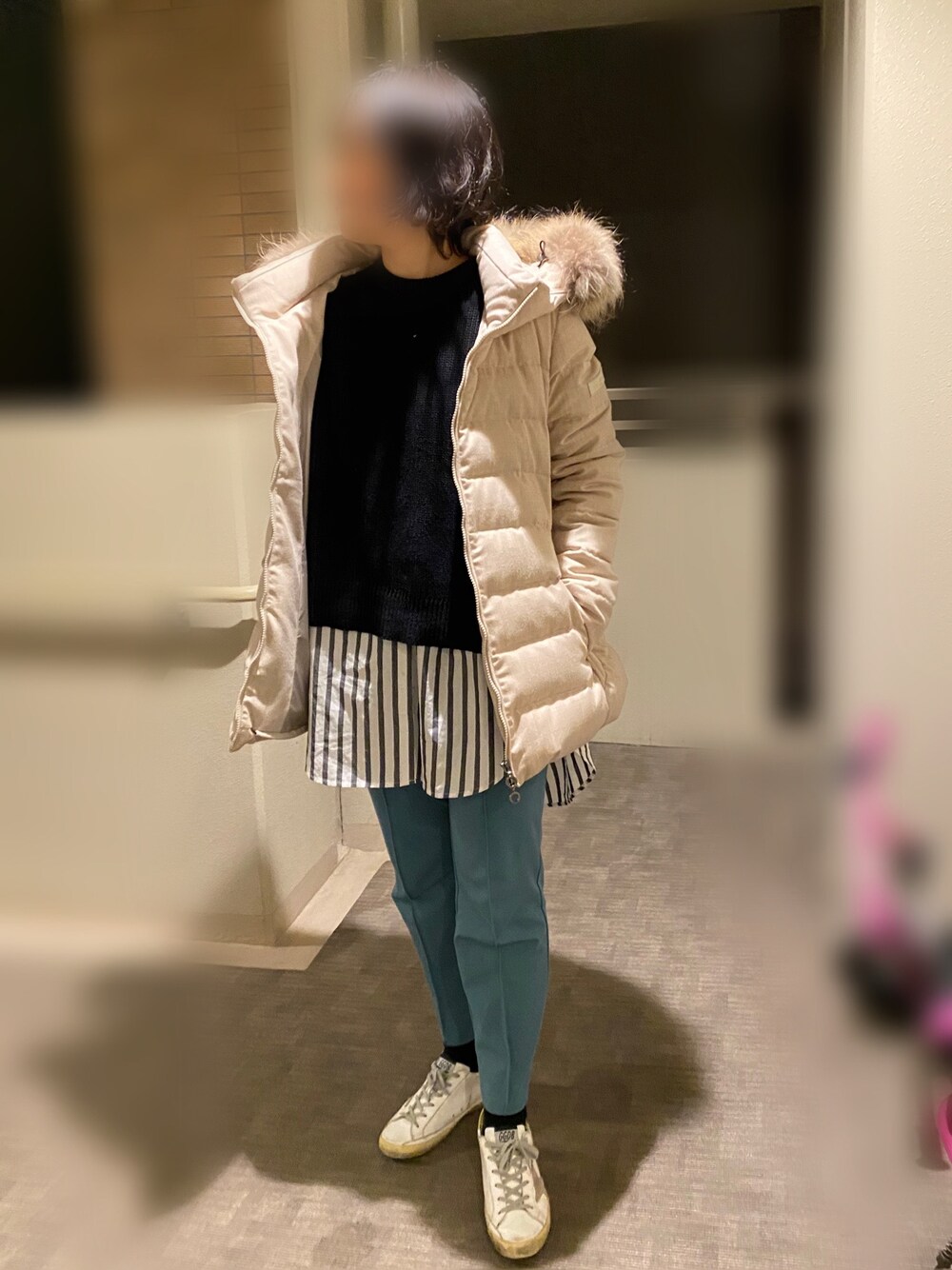 「休日スタイル、オトナカジュアル、ニットベスト、シャツスタイル、シャツ、ストライプ、ストライプシャツ、カラーパンツ、グリーン、ゴールデングース、ダウンジャケット、タトラス、TATRAS」｜「TATRASのTATRAS(タトラス) LAVIANA ラビアナ（ダウンジャケット/コート、ベージュ系）」を使った、nanairo000716さん（レディース・164cm）の冬コーディネートの1枚目の写真