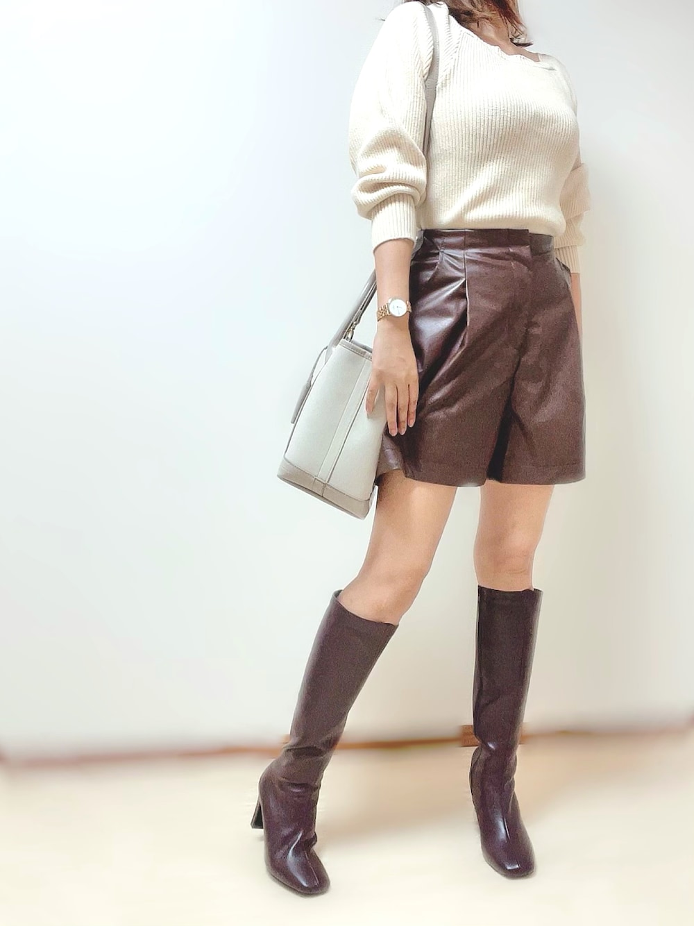 ブラウン系のシューズ、ブラウン系のパンツ、ホワイト系のトップスを着用したレディースの秋コーディネートの1枚目の写真