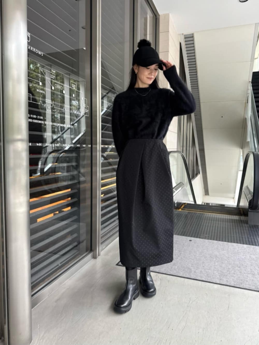 「モード、トレンド、リラックススタイル、フェミニン、骨格ウェーブ、ブルベ冬、ニット、秋服、冬服、ブーツ、ショートブーツ、キャップ、冬コーデ、秋コーデ」｜「UNITED ARROWSのラウンド フラット ショートブーツ（ブーツ、ブラック系）」を使った、平田（hirata）さん（レディース・165cm）の冬コーディネートの1枚目の写真