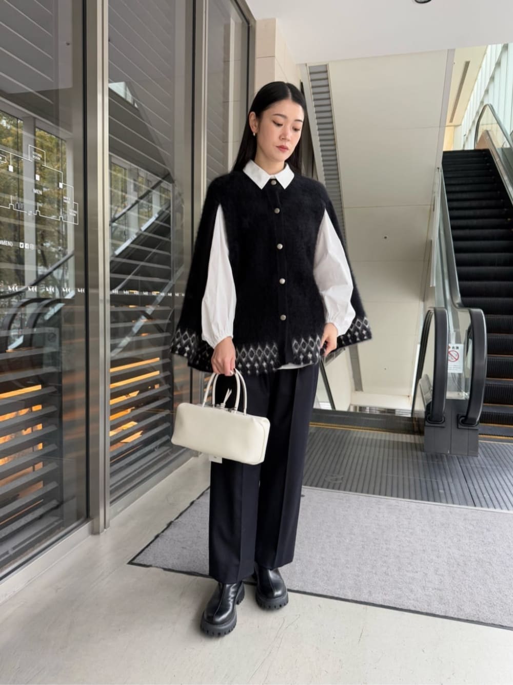 フォックス カシミヤ ジャカード ケープを使った人気ファッション