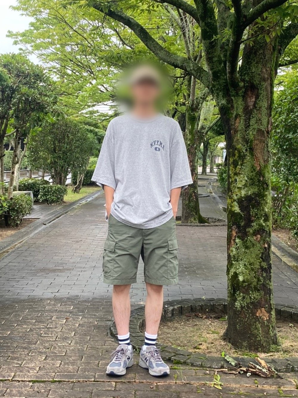 「休日スタイル、今日のコーデ、ハーフパンツ、カーゴパンツ、ビッグシルエット、ロゴT、ボーダーソックス、ストリート、キャンプ、アウトドアスタイル、blurhms、UNIQLO、New Balance、夏コーデ、夏だ！Tシャツ着よう！」｜「blurhmsのblurhmsROOTSTOCK | 〈別注〉NAVYARMY プリントTシャツ MEN（Tシャツ/カットソー、グレー系）」を使った、なす。さん（メンズ・178cm）の夏コーディネートの1枚目の写真