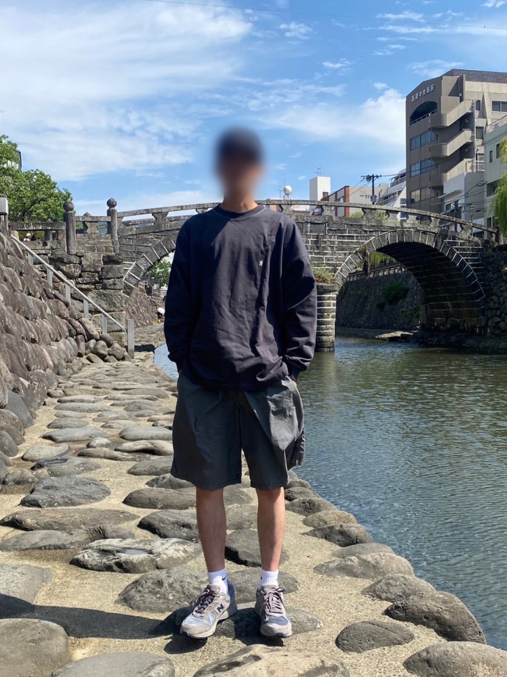 「秋服まるっと大公開、秋コーデ、秋服準備はじめました、初秋コーデ、お出かけコーデ、休日スタイル、今日のコーデ、ハーフパンツ、ロゴT、ストリート、アウトドアスタイル、ワントーンコーデ、GYMPHLEX、ニューバランス、スニーカー」｜「RPS SHORT by ROKXのアイテム（パンツ、グレー系）」を使った、なす。さん（メンズ・178cm）の秋コーディネートの1枚目の写真