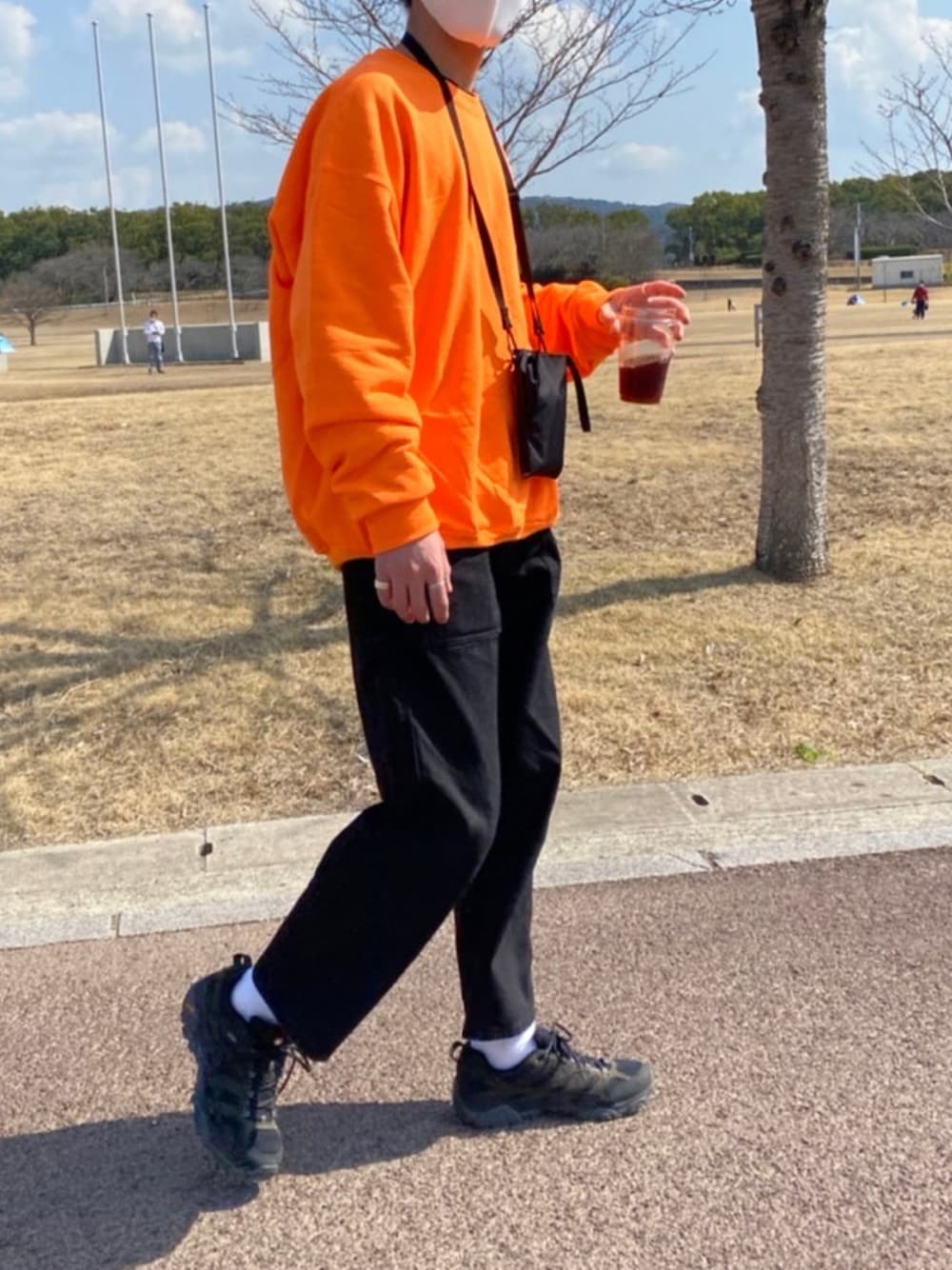 「春服みてみて、春コーデ、休日コーデ、春カラー、スニーカーコーデ、ワイドパンツ、オーバーサイズ、ビッグシルエット、ラフコーデ、ストリートコーデ、オレンジ、シンプルコーデ、ゆるコーデ、niko and ...、merrell」｜「GILDANのギルダン USAオーバーサイズ ロングスリーブプルオーバークルースウェット（スウェット、オレンジ系）」を使った、なす。さん（メンズ・178cm）の春コーディネートの1枚目の写真
