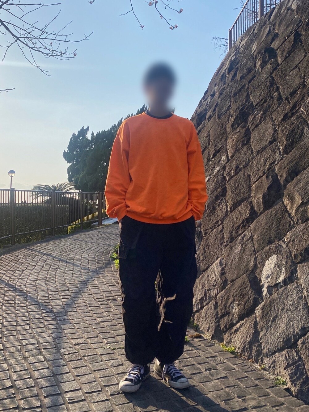 「春服デビュー宣言、春コーデ、シンプルコーデ、休日スタイル、ストリート、スニーカー、カーゴパンツ、ビッグシルエット、オレンジ、スウェット、ラフ、Gildan、CPCM、コンバース、プチプラ」｜「GILDANのギルダン USAオーバーサイズ ロングスリーブプルオーバークルースウェット（スウェット、オレンジ系）」を使った、なす。さん（メンズ・178cm）の春コーディネートの1枚目の写真