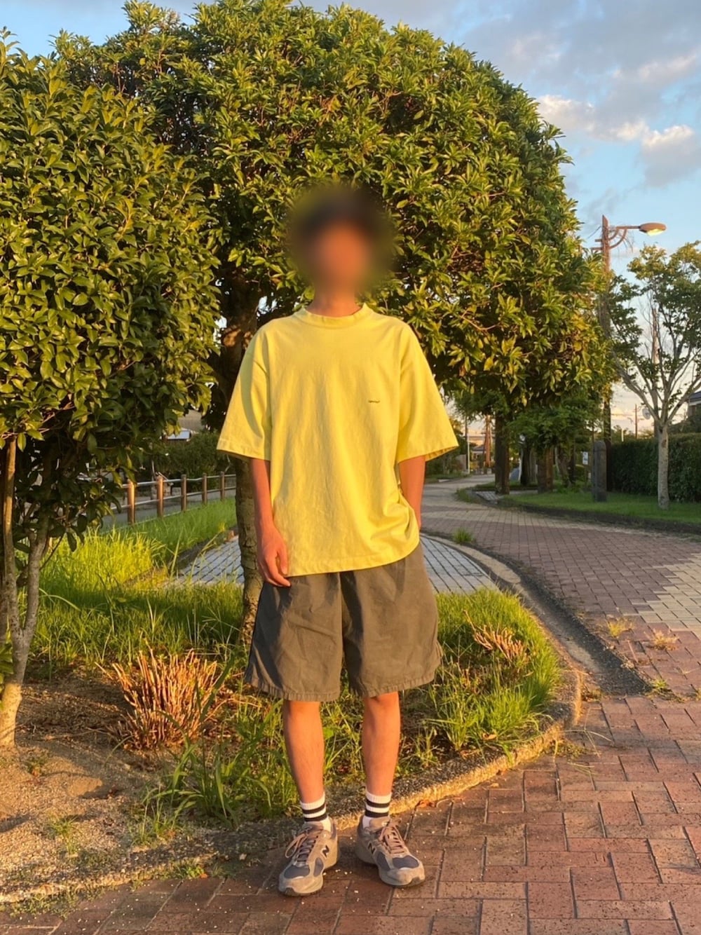 「今日のコーデ、休日スタイル、ハーフパンツ、夏コーデ、ビタミンカラー、イエロー、ストリート、アウトドアスタイル、ラフ、Tシャツ、ビッグシルエット、スニーカー、ニューバランス、GYMPHLEX、シンプル」｜「GYMPHLEXのGymphlex |  ロゴ刺繍 半袖ビッグTシャツ MEN（Tシャツ/カットソー、イエロー系）」を使った、なす。さん（メンズ・178cm）の秋コーディネートの1枚目の写真