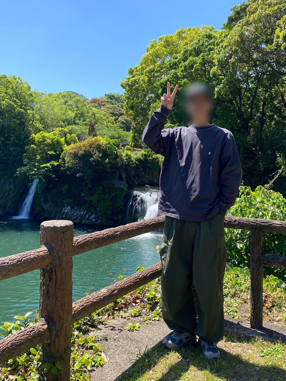 「春夏コーデ、シンプルコーデ、スニーカー、カーゴパンツ、カーキ、ストリート、休日スタイル、今日のコーデ、ゆるコーデ、ビッグシルエット、ロンT、春コーデ、GYMPHLEX、FREAK’Ｓ STORE、ニューバランス」｜「GYMPHLEXのGymphlex | ヘビーウェイトジャージー 長袖ビッグTシャツ MEN（Tシャツ/カットソー、グレー系）」を使った、なす。さん（メンズ・178cm）の春コーディネートの1枚目の写真