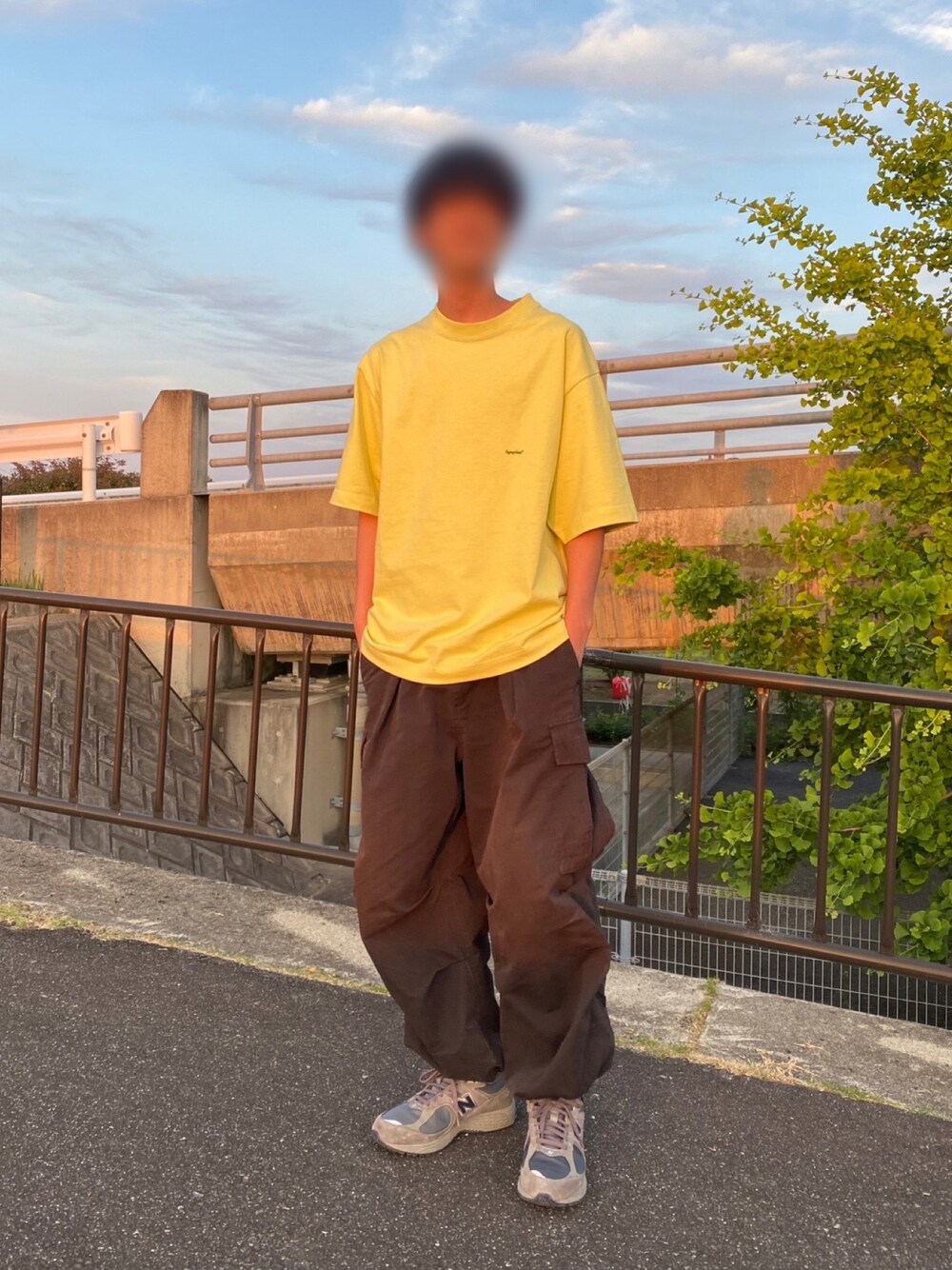 「お出かけコーデ日記、シンプル、ストリート、休日スタイル、ラフ、春夏コーデ、夏コーデ、スニーカー、カーゴパンツ、イエロー、GYMPHLEX、CPCM、New Balance、ビタミンカラー、今日のコーデ」｜「CPCMのリップワイドカーゴパンツ（カーゴパンツ、ブラック系）」を使った、なす。さん（メンズ・178cm）の春コーディネートの1枚目の写真